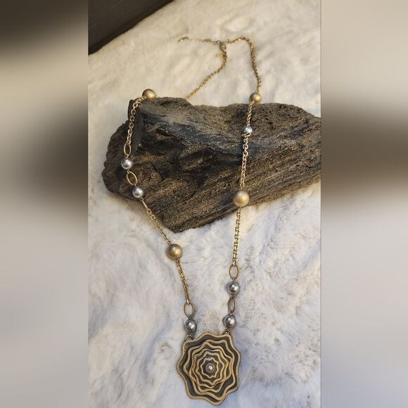 NWOT Lia Sophia "Garden Rose" Gold and Grey Floral long necklace - Picture 6 of 7